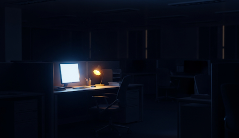 Escritorio de oficina vacío por la noche